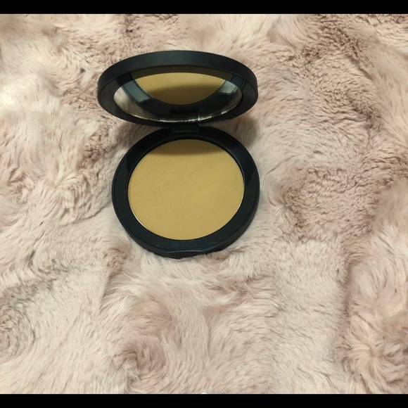 GLO Skin Beaty Pressed Base Honey Dark - Picture 2 of 3